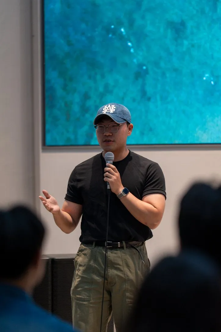 코지메이커스 민호 대표가 마이크를 들고 이야기하는 모습
