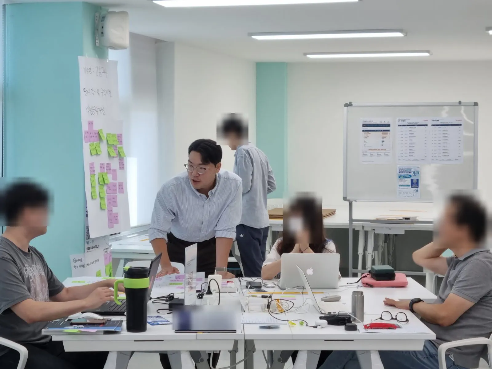 조별 테이블에서 수강생과 이야기하는 모습